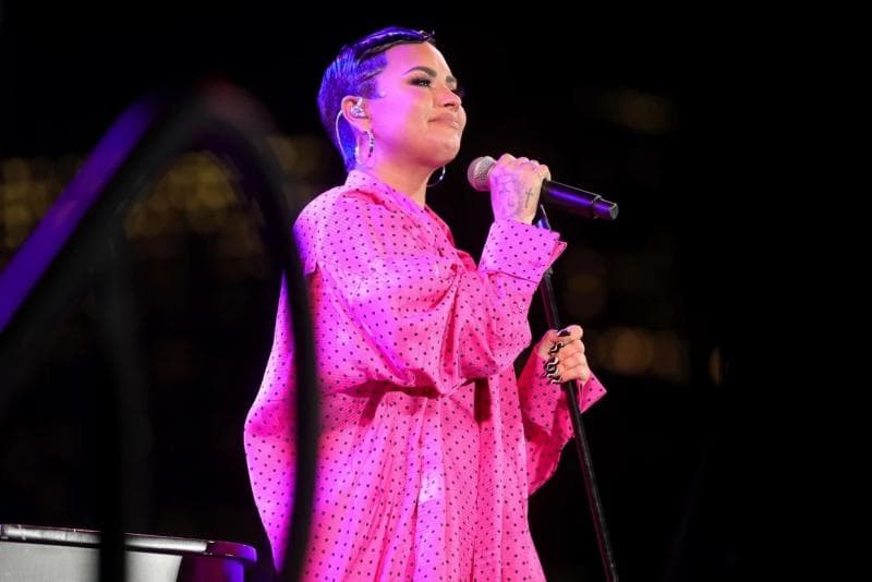 Demi Lovato adalah sosok selebritas yang tahun lalu mengatakan bahwa dirinya beridentitas gender non-biner. (NBCNews/OBB Media/Getty Images/Rich Fury)