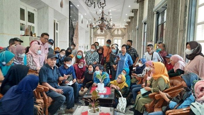 Pedagang Pasar Johar melakukan protes ke Wali Kota Hendrar Prihadi. (Tribun Jateng/Eka Yulianti Fajlin)