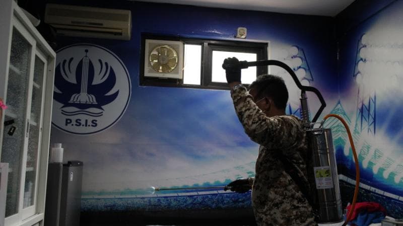 Upaya penyemprotan disinfektan untuk mencegah corona. (PSIS)
