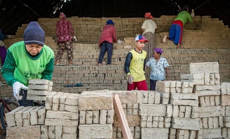 Para pekerja di sentra pembuatan batu bata di Mranggen, Demak. (Antarafoto/Aji Styawan)