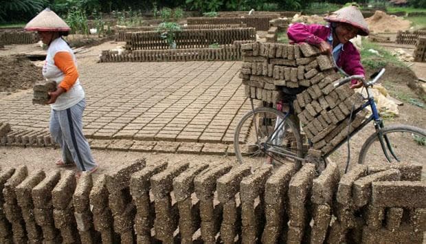 Pekerja sentra batu bata di Mranggen, Demak. (Tempo/Budi Purwanto)