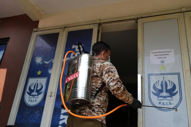 Upaya penyemprotan disinfektan untuk mencegah corona. (PSIS)