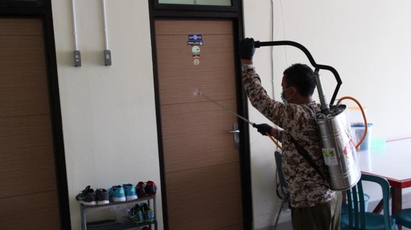 Upaya penyemprotan disinfektan untuk mencegah corona. (PSIS)