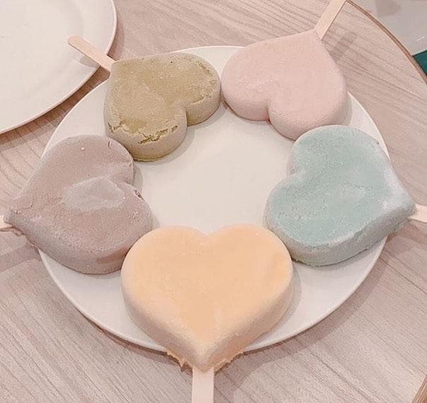 Awal-awal dipasarkan, Kanazawa Ice dijual dalam wujud es loli berbentuk beruang, bunga plum, gunung bersalju, lambang hati, hingga satai manisan “dango”. (Instagram/Kanazawaice)