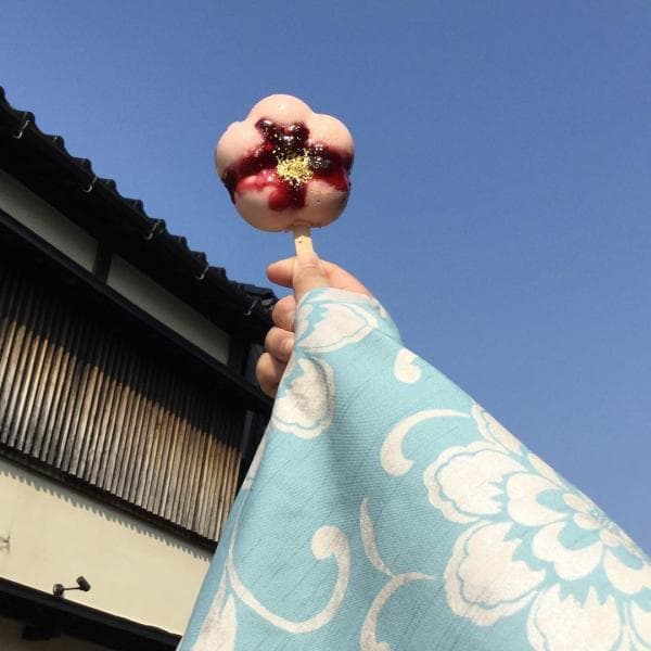 Meski dari luar terlihat keras, Kanazawa Ice akan terasa lembut saat digigit dan segera meleleh di mulut. (Instagram/Kanazawaice)