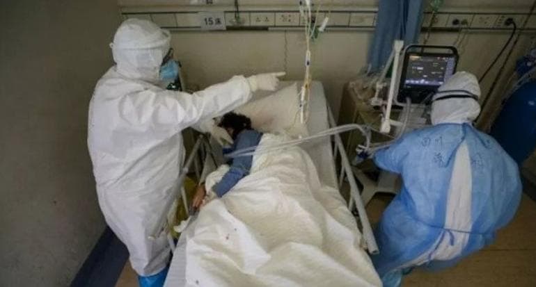 Penderita corona dengan para rawat medis. (ANTARA/REUTERS/Andrew Kelly/tm)