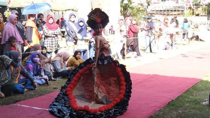 Selain menjadi model, anak-anak juga jadi perancang busana-busana dari bahan sampah. (Tribunbanyumas/Pingky Setiyo Anggraeni)