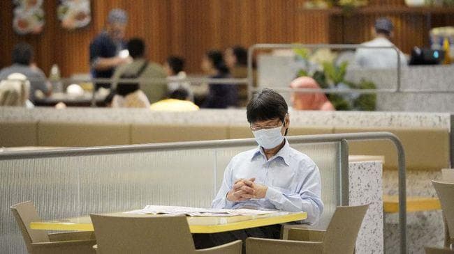 Mengisolasi diri untuk sementara waktu. (AP Photo/Vincent Thian)<br>