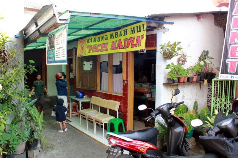 Sedapnya Pecel Madya Mbah Mul yang Selalu Sesak Pembeli pada Jam Makan Siang
