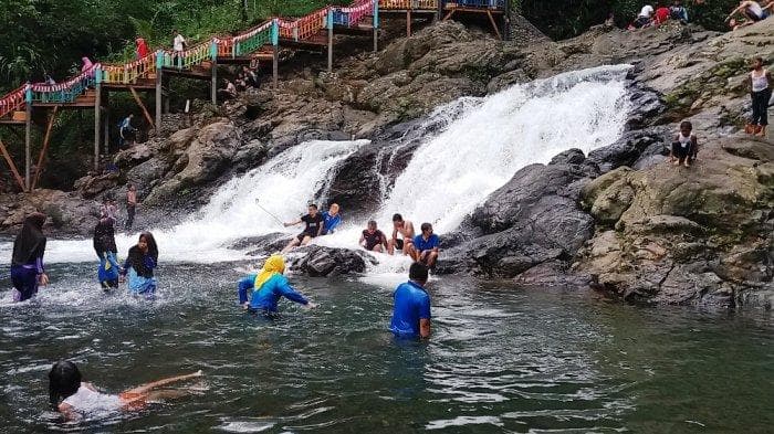 Wisatawan menikmati keindahan Curug Karang di Dusun Pagelaran, Desa Panusupan, Kecamatan Rembang, Purbalingga, Minggu (16/4/2017). (via Tribunnews)&nbsp;