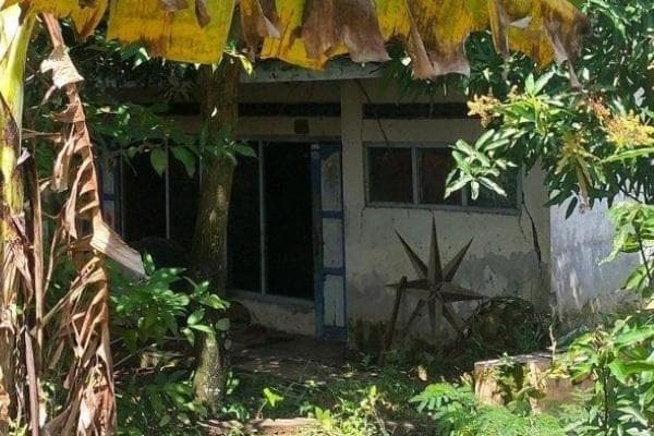 Rumah di Dusun Puntingan yang terbengkalai karena ditinggal warga. (Exitrip)