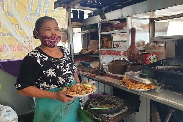 Tahu gimbal Pak Jhon Semarang dinilai punya cita rasa tersendiri. (Solopos/Ponco Wiyono)
