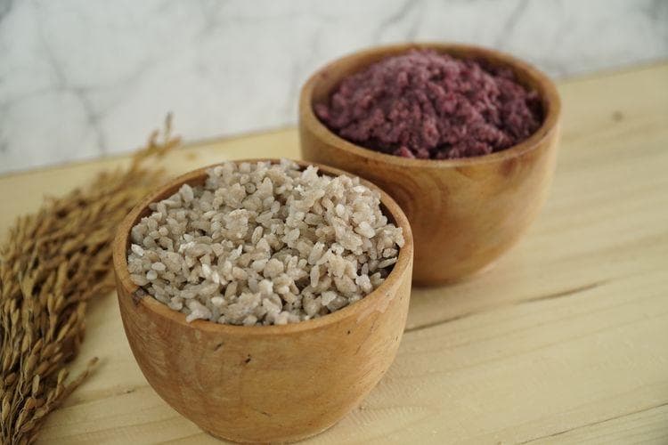 Dibanding beras padi, harga beras analog masih relatif mahal. (Kompas/Roderick Adrian Mozes)