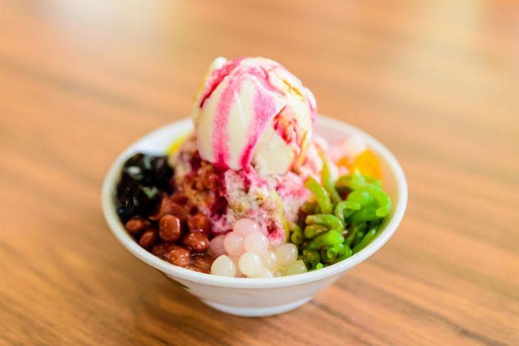 <i>Es krim yang menggunung menjadi ciri khas cendol di Sungapura. (Shutterstock/Siam.pukkato)</i>