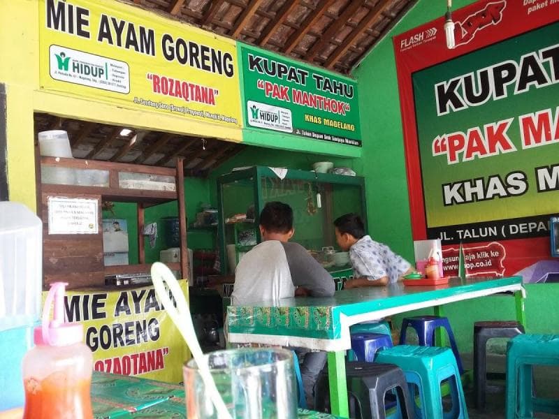 Ada dua warung kupat tahu Pak Manthok di Magelang. (restaurantguru.com)