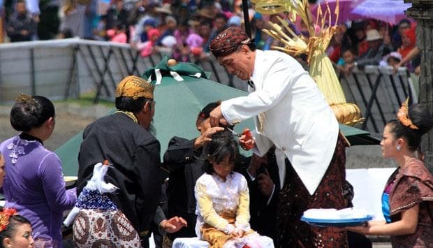 Seorang anak sedang mengikuti prosesi ruwatan rambut gimbal. (Tempo/Aris Andrianto)