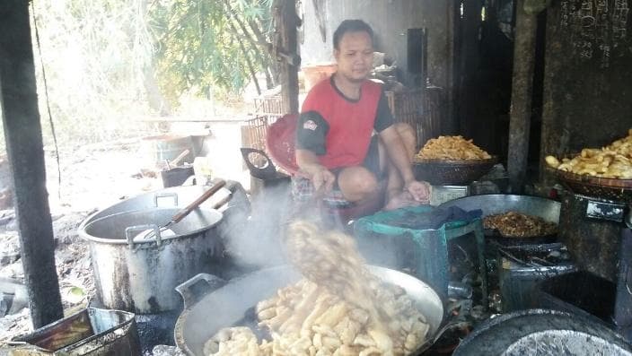 Kerupuk rambak yang diproduksi di Desa Penanggulan, Pegandon, Kendal. (Radarpekalongan/Nur Kholid MS)