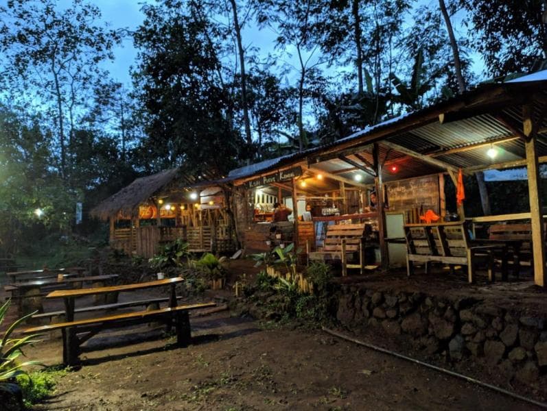 Mandiri Energi, Warung Kopi Pucu'e Gunakan Pembangkit Listrik Sendiri