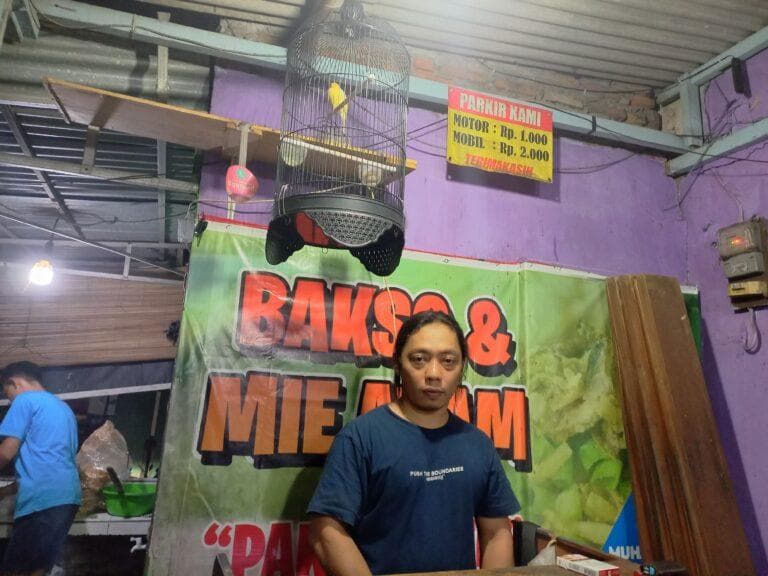 Sunaryo alias Pak Pendek. (Mojok/Hammam Izzuddin)