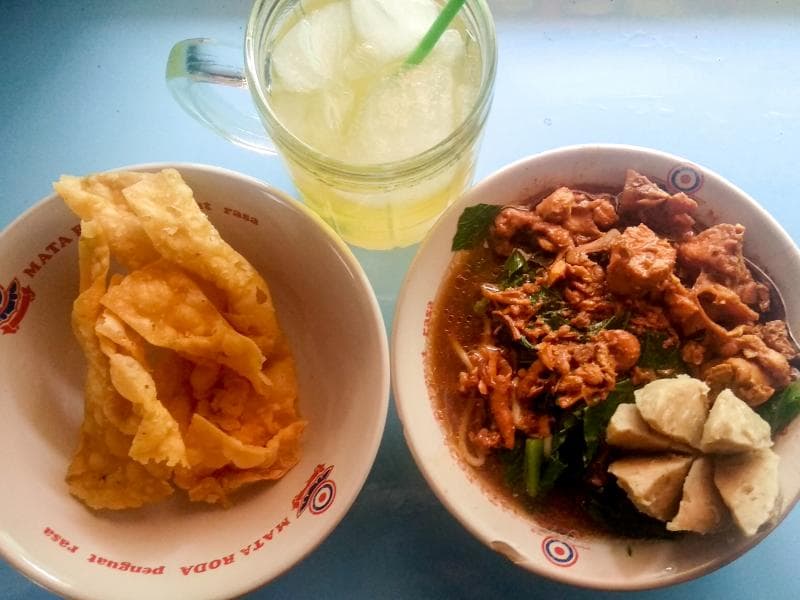 Mi ayam Pak Pendek punya cita rasa yang khas. (Travelingyuk/Gallant Tsany A)