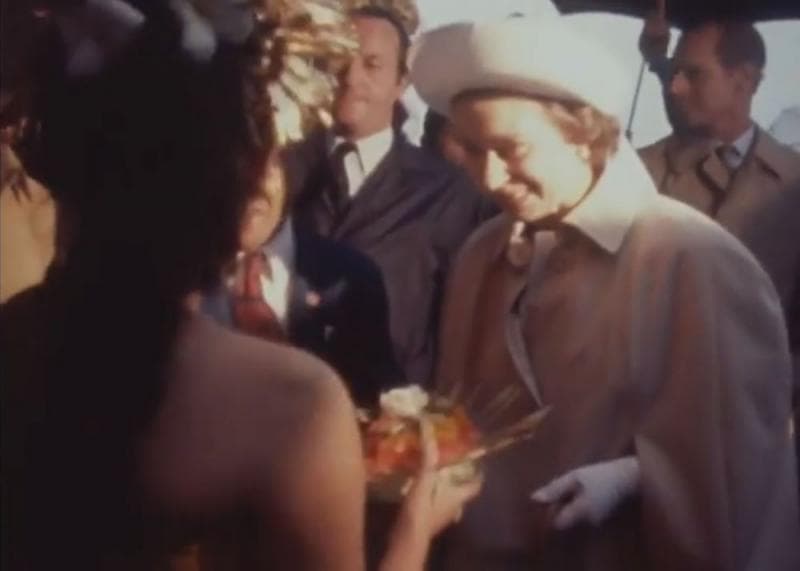 Ratu Eizabeth II saat berkunjung ke Bali. (YouTube/Ryan P)