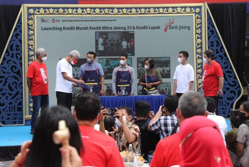Ganjar Pranowo berharap bantuan&nbsp; tersebut dapat menyelesaikan masalah akses permodalan. (Dok. Pemprov Jateng)