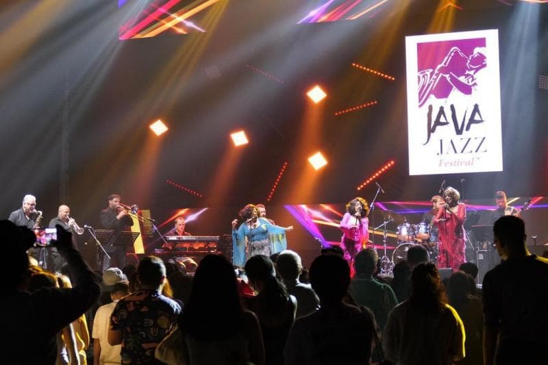 Terkadang menonton pertunjukkan di gedung kesenian lebih menarik dari pada menonton film di bioskop. (Instagram/Eddymuljanto)