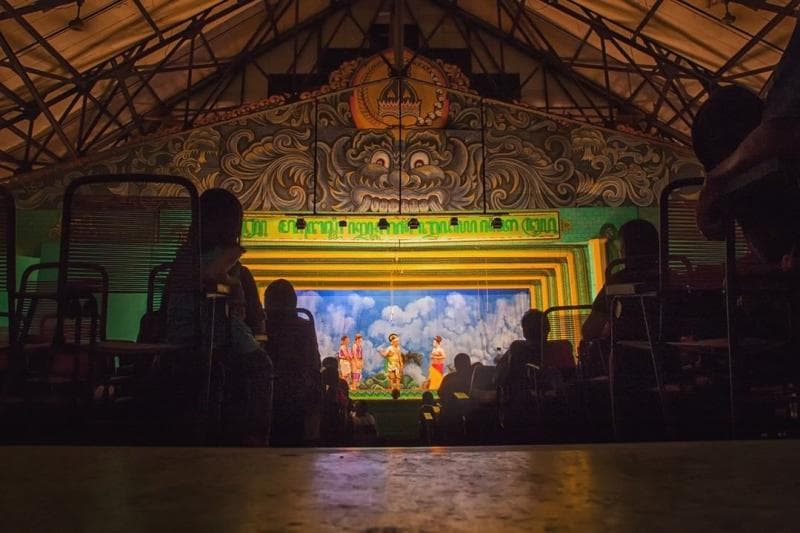 Menggunakan pakaian yang rapi juga menjadi salah satu cara kamu mengapresiasi sebuah seni pertunjukkan, lo. (Instagram/Bawonopurbo)