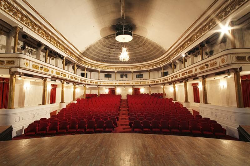 Gedung Kesenian, menjadi salah satu tempat dimana kamu bisa menonton sebuah pertunjukkan. (Twitter/Alunankias)