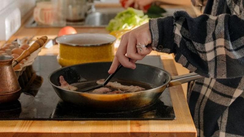 Menggunakan Kompor Induksi, Masyarakat Nggak Perlu Khawatir Ada Tambahan Daya