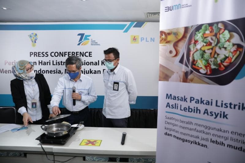 Memasak dengan menggunakan kompor induksi nggak perlu penambahan daya listrik, tapi menggunakan jalur khusus. (Dok. PLN)