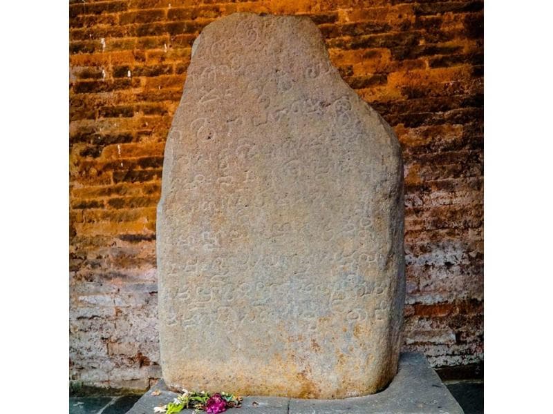 Prasasti Sojomerto ditulis menggunakan bahasa Melayu Kuno. (Twitter/Diaspora Batang)