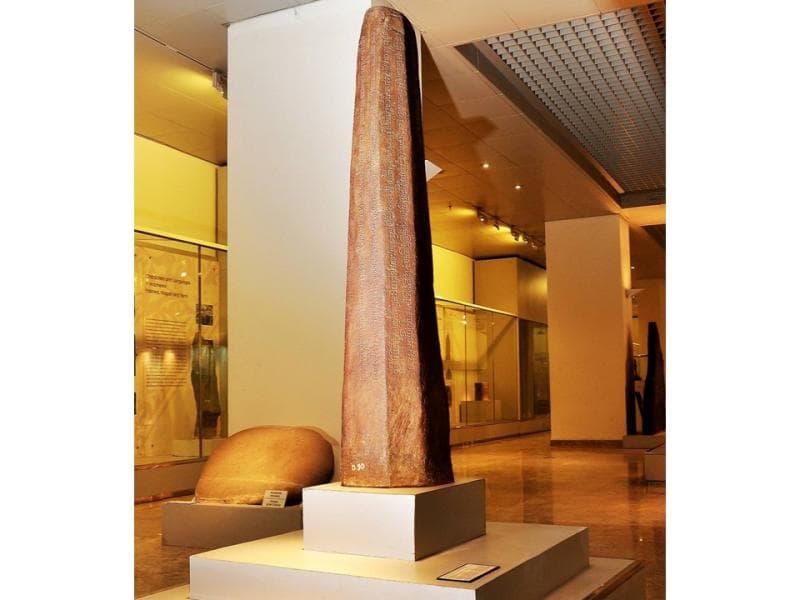 Prasasti Kota Kapur salah satu prasasti yang dibuat saat pasukan Sriwijaya menyerang Jawa. (Instagram/Ale Woh)