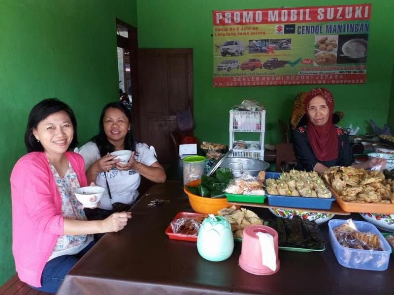 Selain Dawet Mantingan di sana juga menjual aneka gorengan. (Facebook/Puji Listiyoningsih)