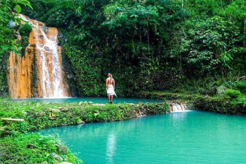 Curug Klenting Kuning, salah satu destinasi wisata di Jawa Tengah yang memberikan pemandangan air terjun indah dan menyegarkan. (Direktoripariwisata)
