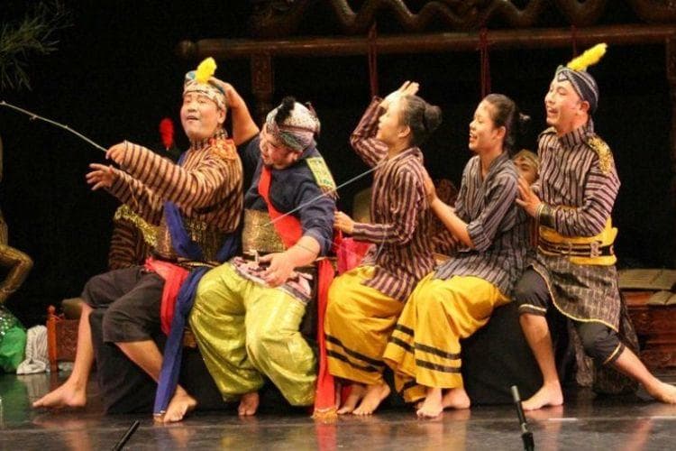 Para pemain Srandul yang sedang pentas diiringi gelak tawa <i>guyonan</i>. (<i>Antara</i>)