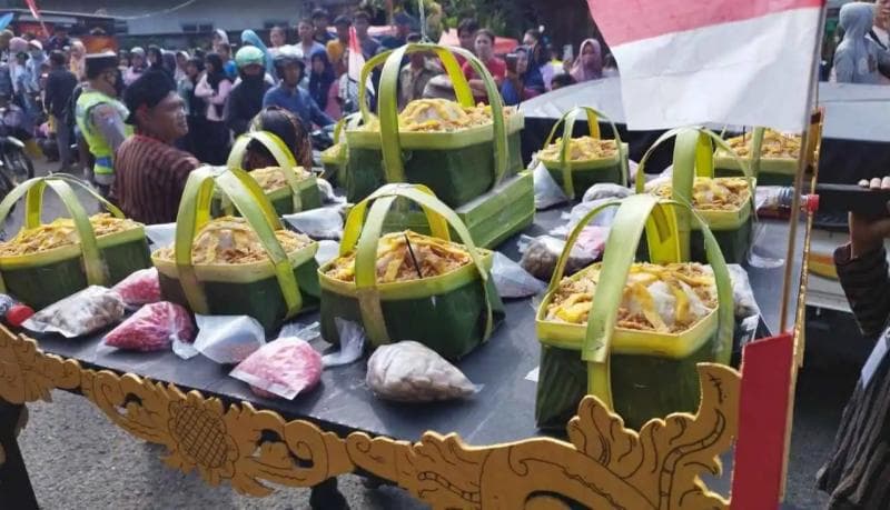 Nasi plontang adalah nasi uduk yang diberi topping berbagai lauk dan sayur. (Kabartrenggalek)