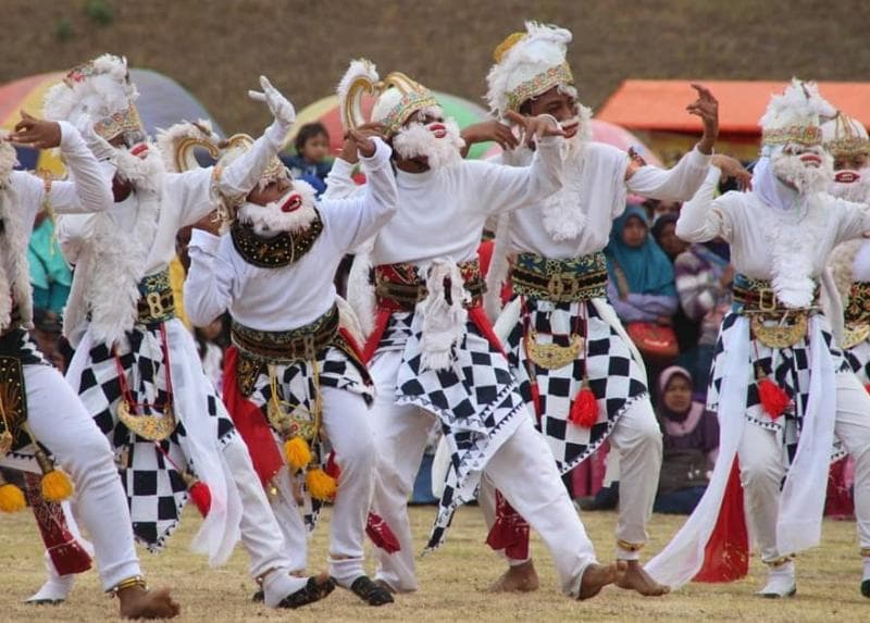 Kethek Ogleng, Tarian yang sering ditampilkan setelah panen atau pada sebuah hajatan. (Instagram/Budi Light)