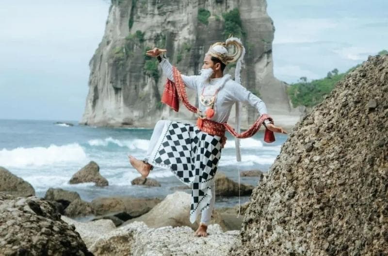 Tokoh utama penarinya berpakaian mirip Hanoman. (Instagram/Saviul Anan)