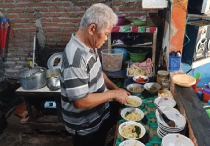 Mi pangsit gepeng Pak Totok sudah eksis sejak 1970. (Radar Semarang/Ahmad Sholahuddin Yusuf)
