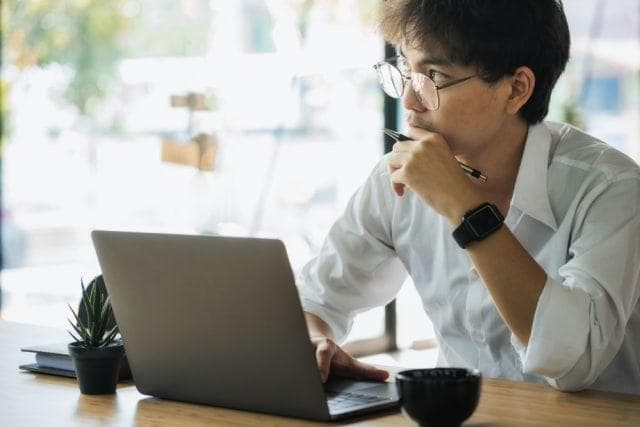 Jangan percaya 100 persen pada review hotel. (Shutterstock via Kumparan)