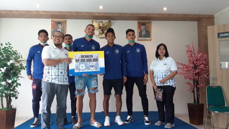 Perwakilan pemain PSIS saat menerima bonus dari Charlie Hospital. (Inibaru.id/ Audrian F)<br>