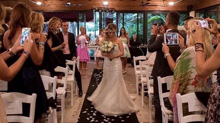 Laura Mesi mengaku menghabiskan biaya Rp 150 juta untuk pernikahan tunggalnya. (Facebook/Micaela Martini)