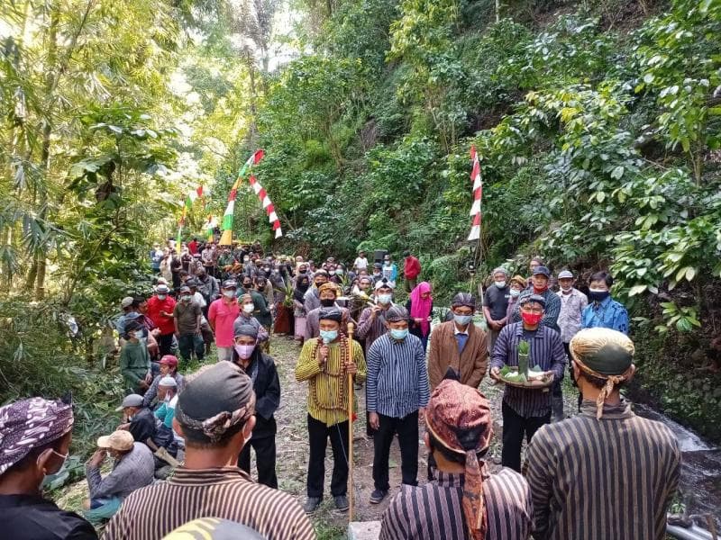 Warga Desa Lerep melakukan tradisi iriban. (lerepdesawisata.com)