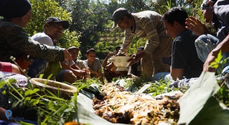 Makan bersama, salah satu ritual yang digelar saat tradisi iriban. (Pingpoint)