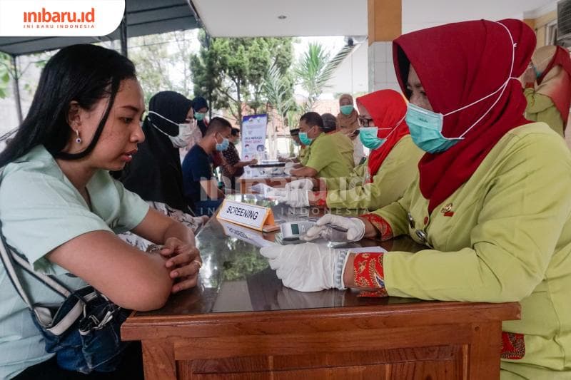 Pada tahap screening peserta akan berkonsultasi dengan petugas. (Inibaru.id/ Audrian F)<br>