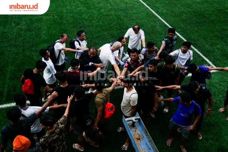 Para pemain PSIS melakukan tos setelah latihan. (Inibaru.id/ Audrian F)<br>