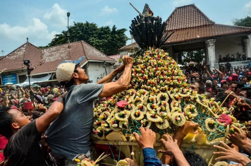 Masyarakat sedang memperebutkan gunungan yang diarak dari keraton. (Himmahonline)