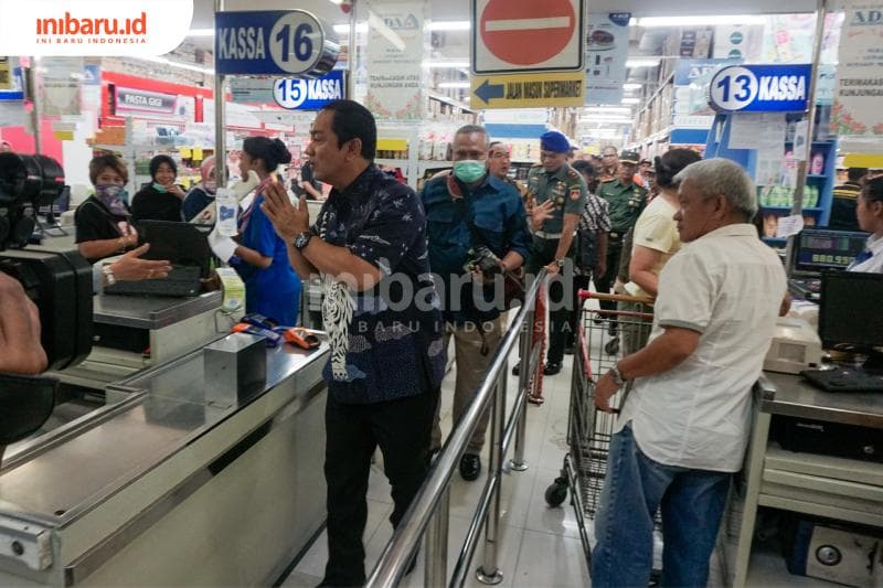 Hendi saat mengunjungi swalayan ADA Siliwangi. (Inibaru.id/ Audrian F)<br>