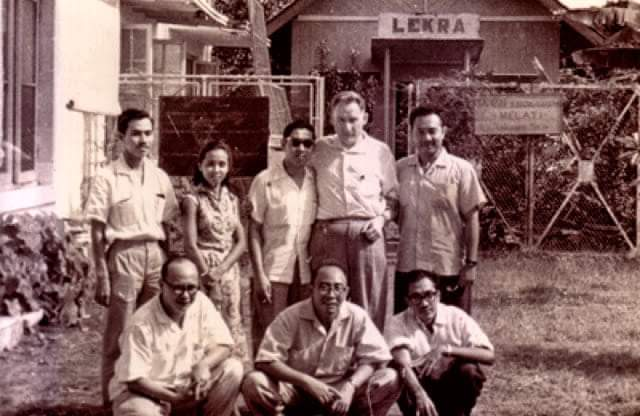 <i>Beberapa anggota Lekra yang berfoto di depan Gedung Sekretariat Lekra di Jakarta. (Oey Hay Djoen/ISSI)</i>